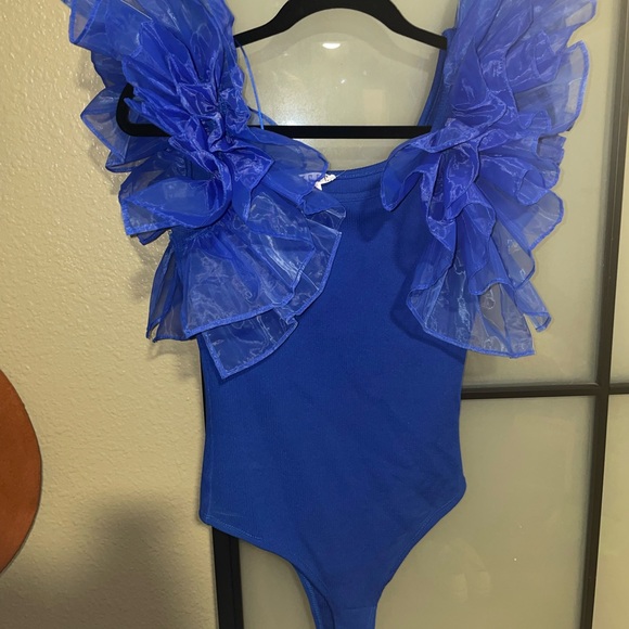Blue Ruffle Shoulder Bodysuit - Picture 4 of 5